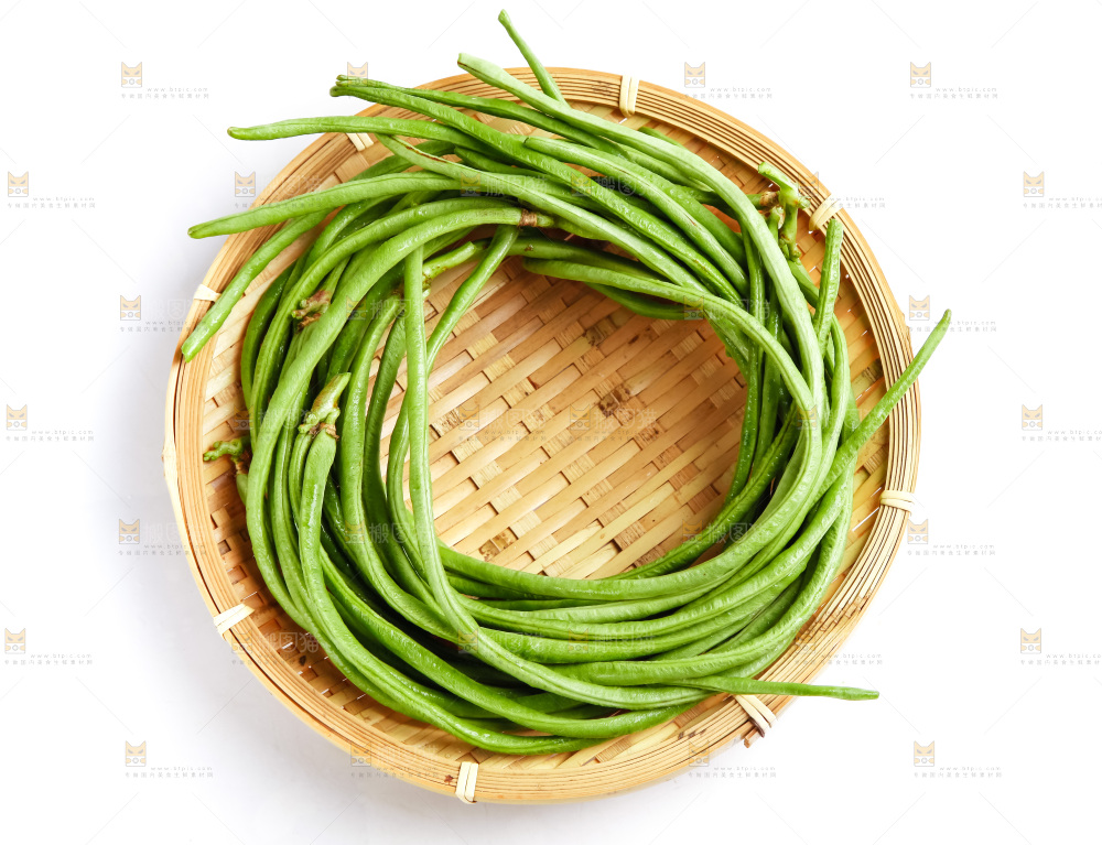篮子里装着长豆角