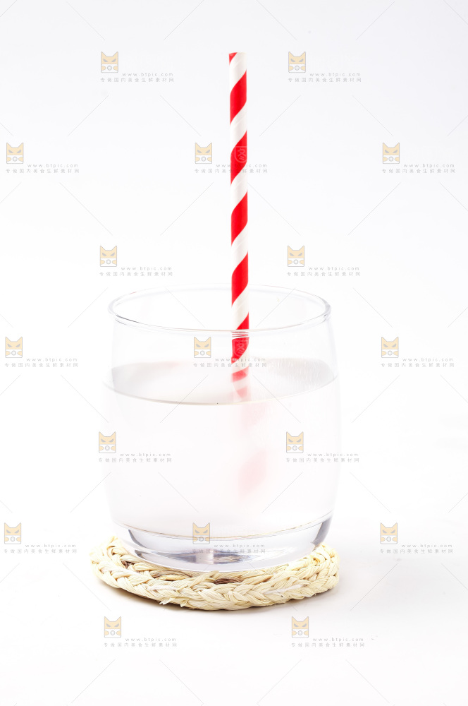 杯子里装着椰子汁