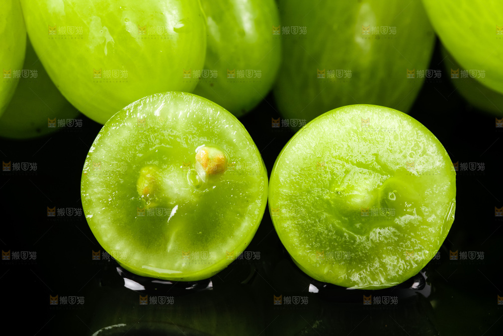 黑底上放着青提子