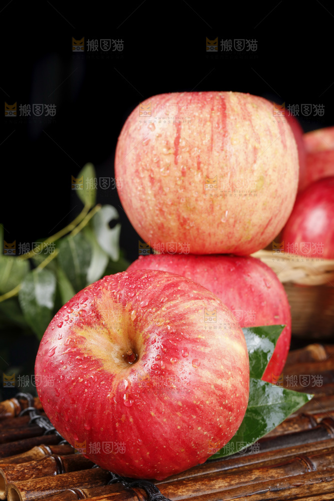 竹底上放着新疆红富士