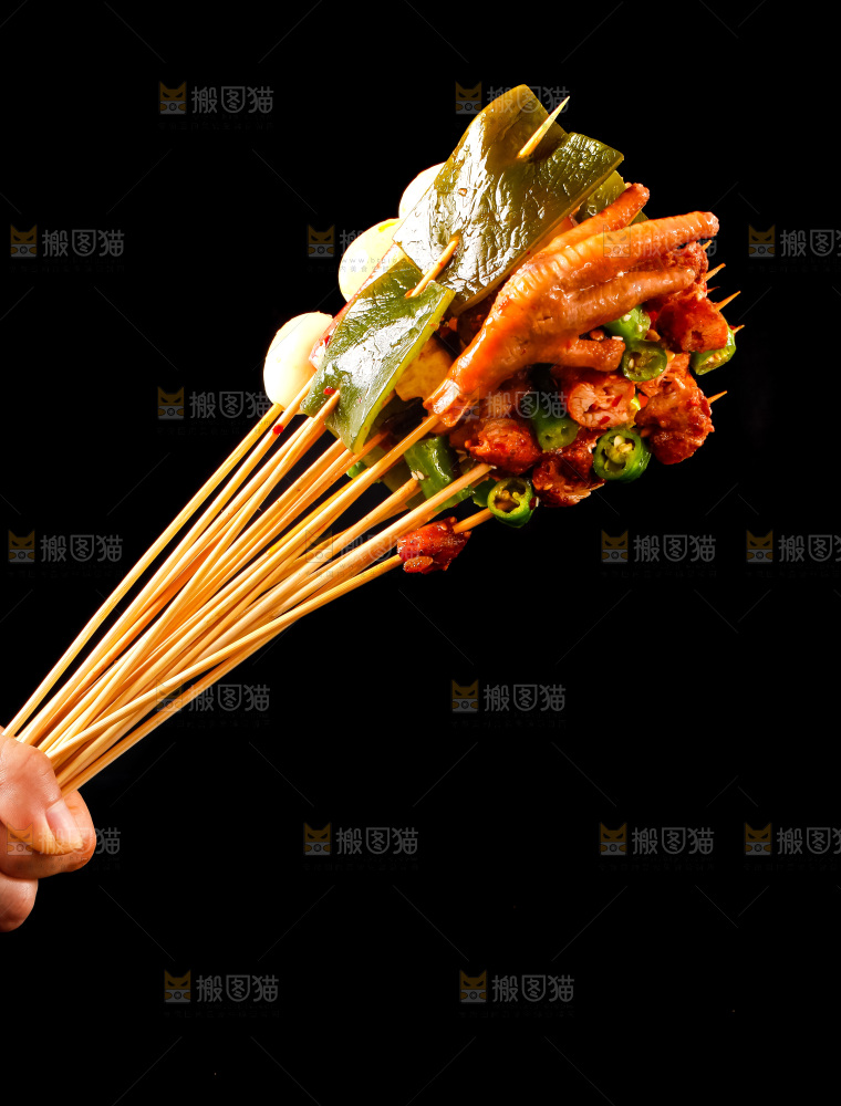 手拿钵钵鸡食材