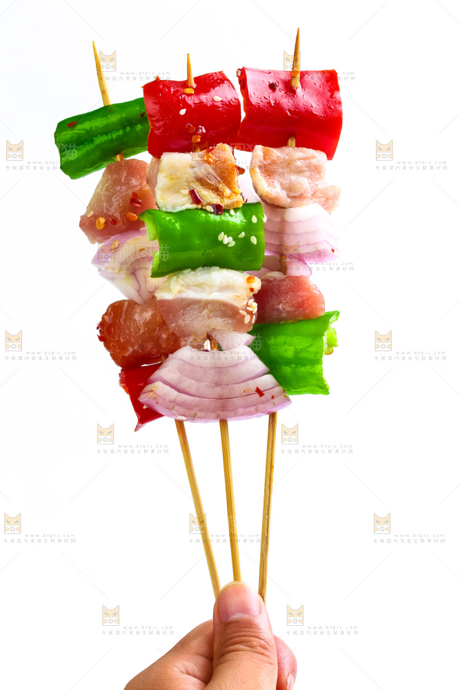 白底上的肉串