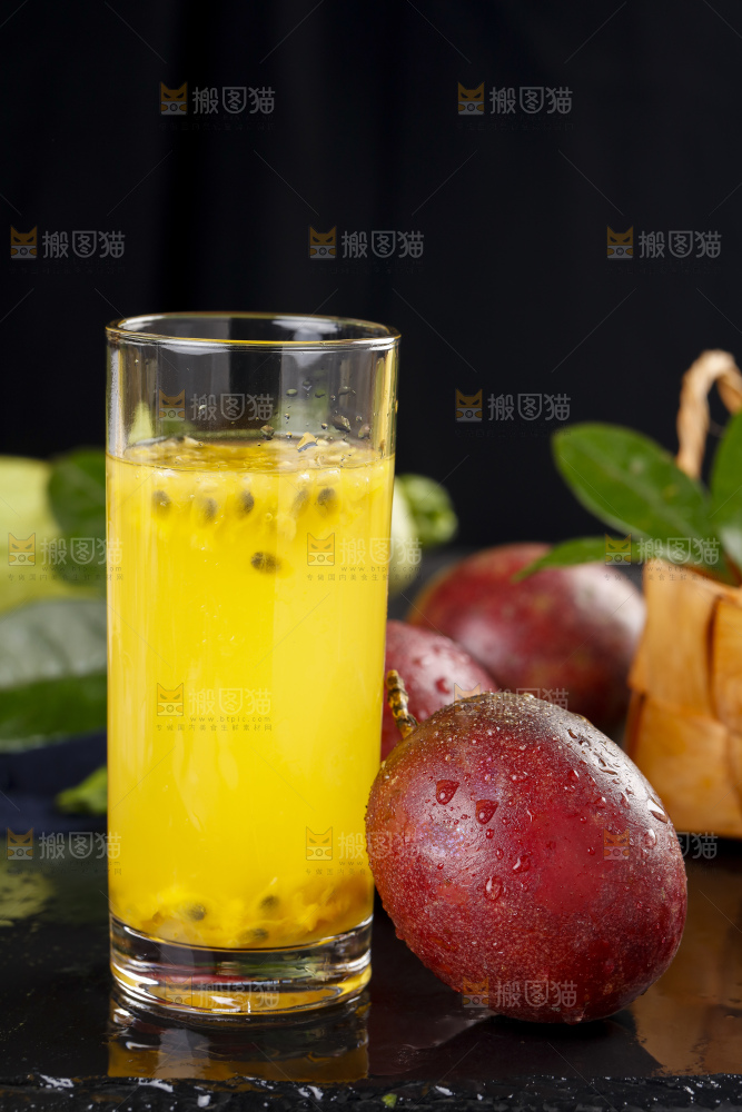 黑底上放着一杯百香果汁