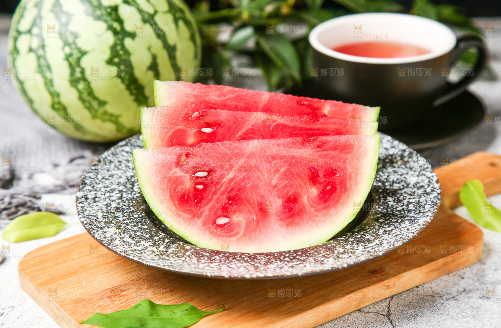 木板上的红心西瓜