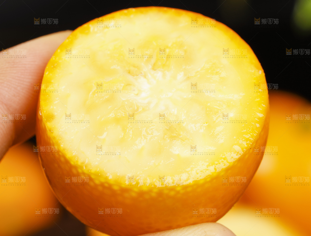 黑底上的小金桔
