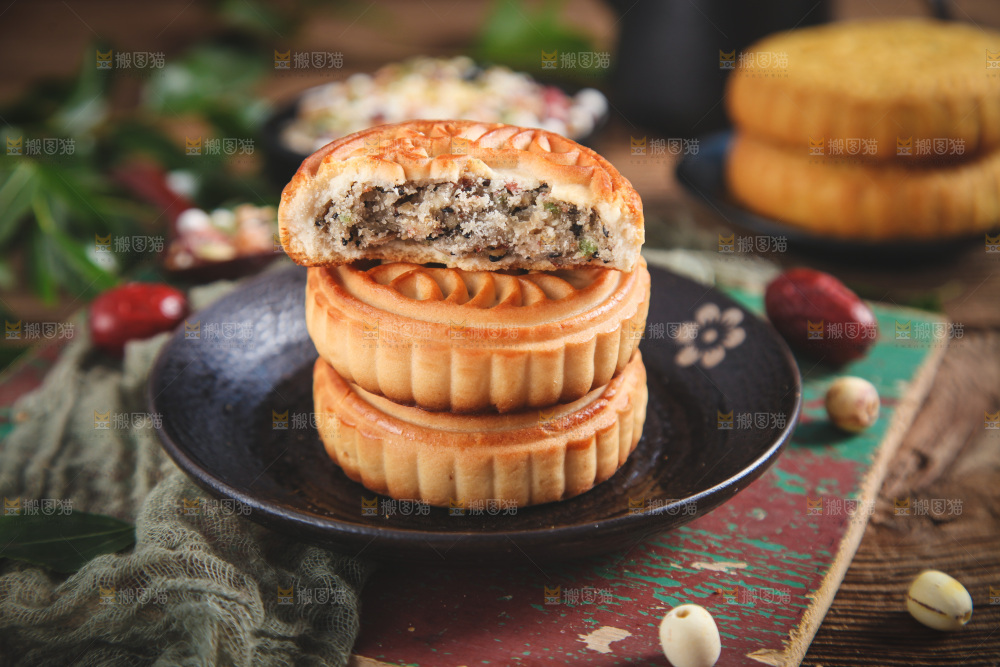 木底上放着一盘五仁月饼
