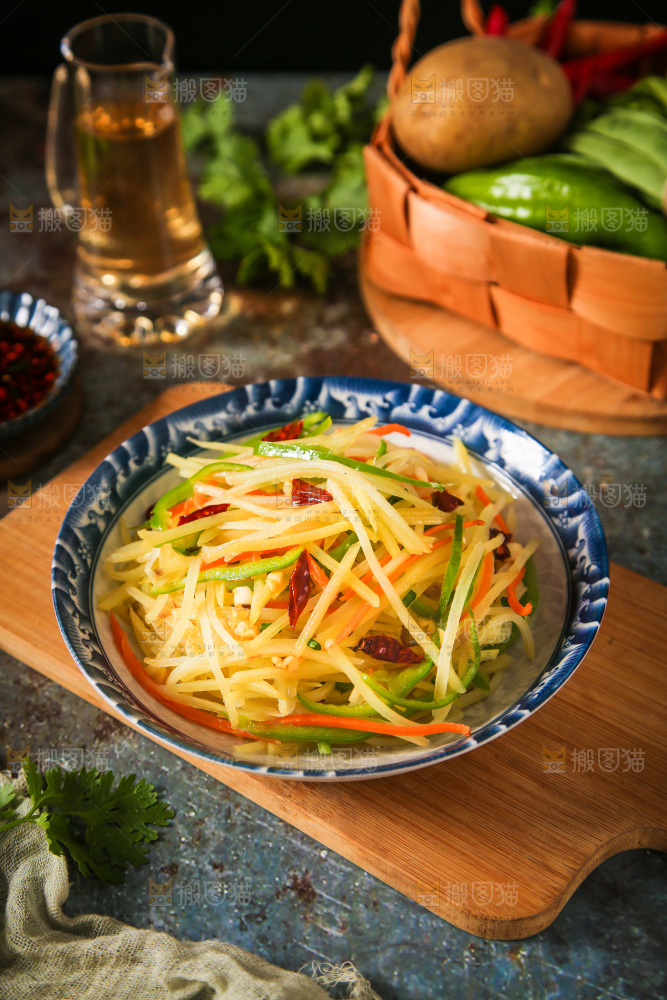 盘子里装着炒土豆丝