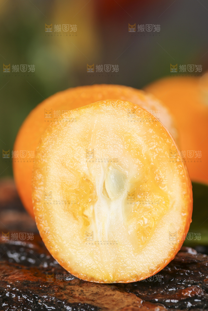 木底上放着新鲜金钱桔