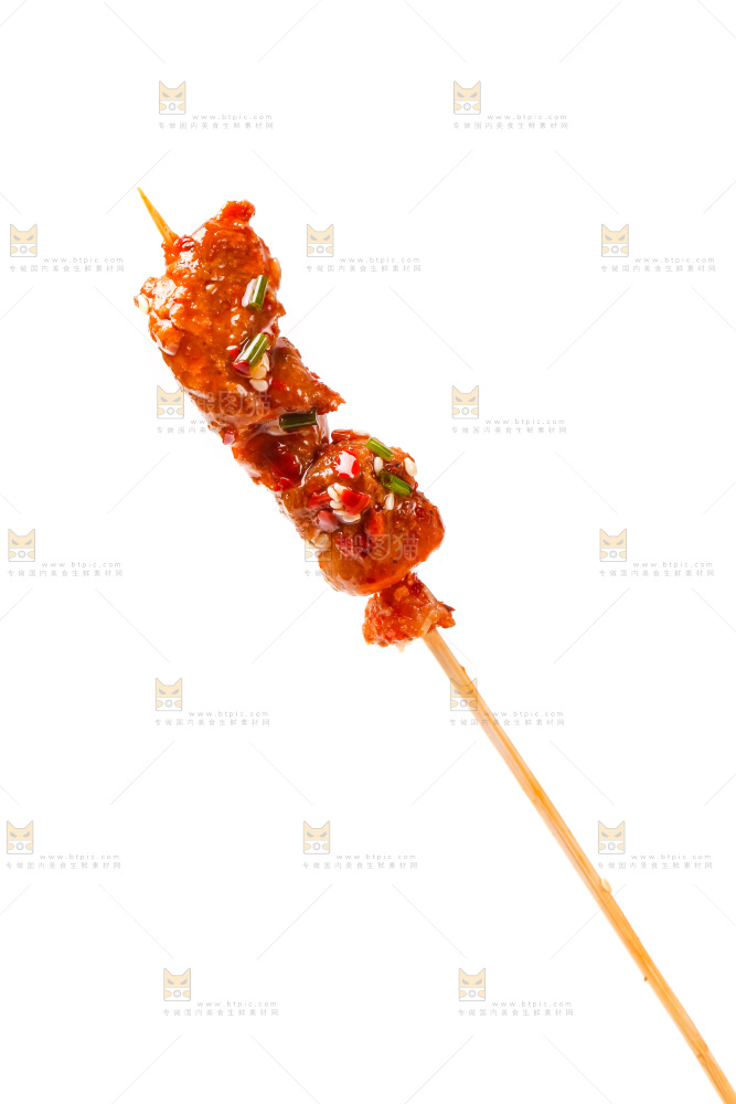 白底上的肉串