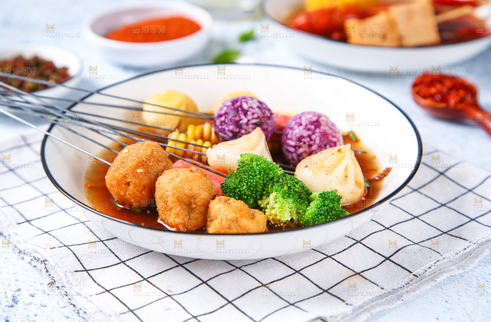 浅底上放着一碗冷锅串串