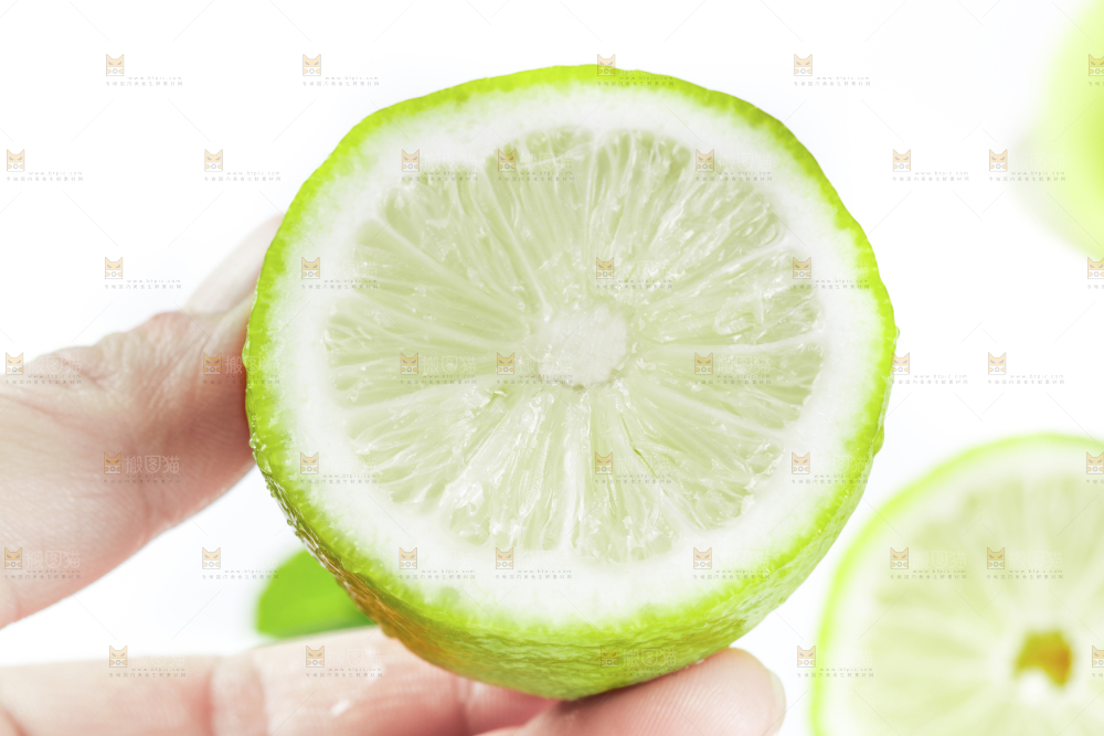 手里拿着新鲜香水柠檬