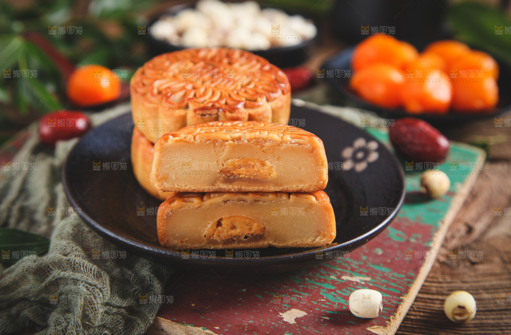 切开的蛋黄月饼放在木底上