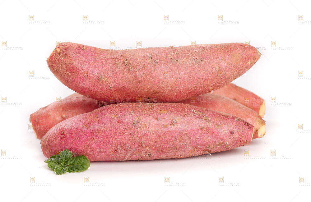 白底上放着一堆新鲜小蜜薯