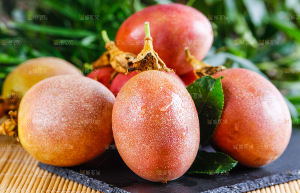 黑石板上放着新鲜百香果