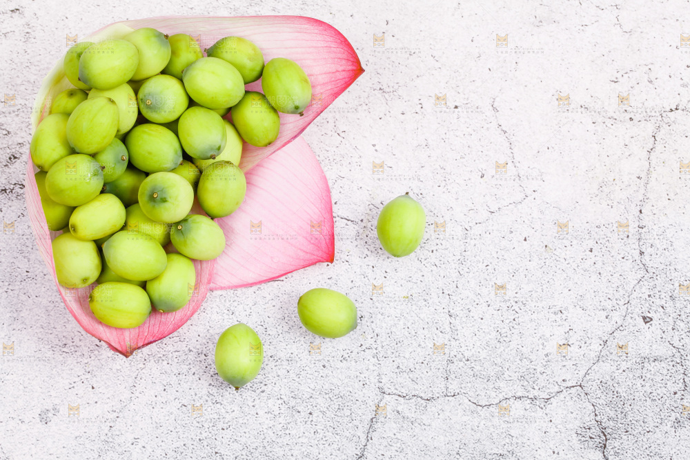 石板上的新鲜莲子