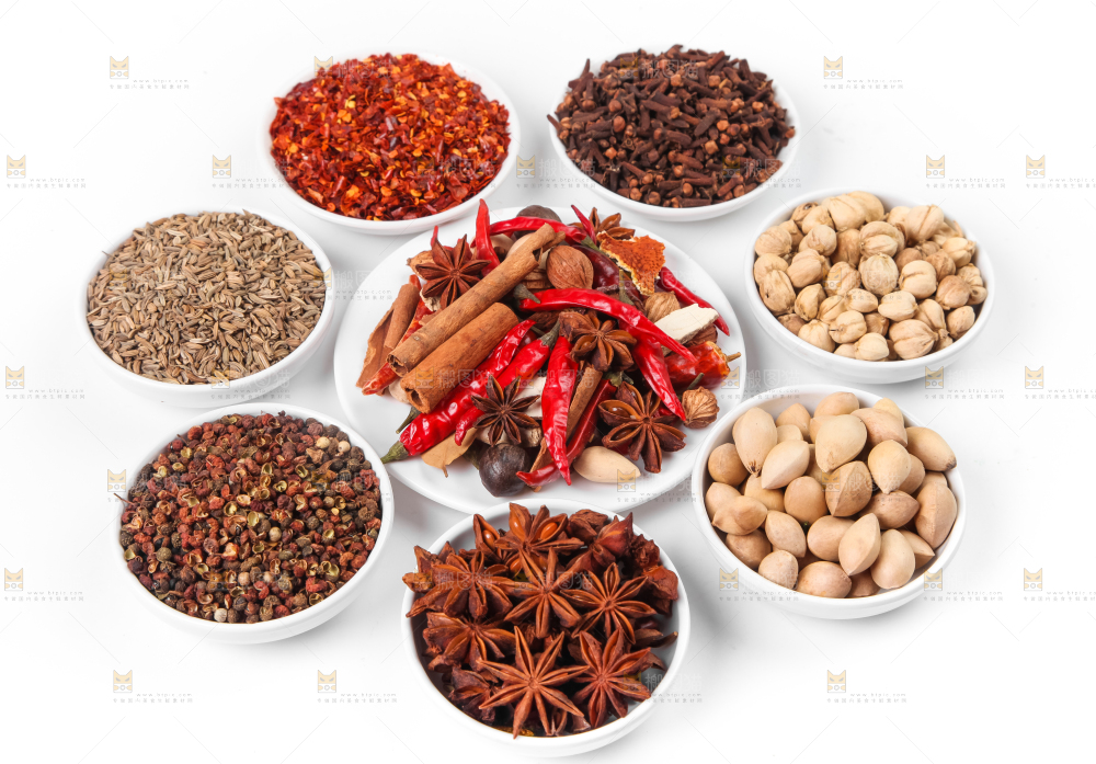 白底上放着香料组合