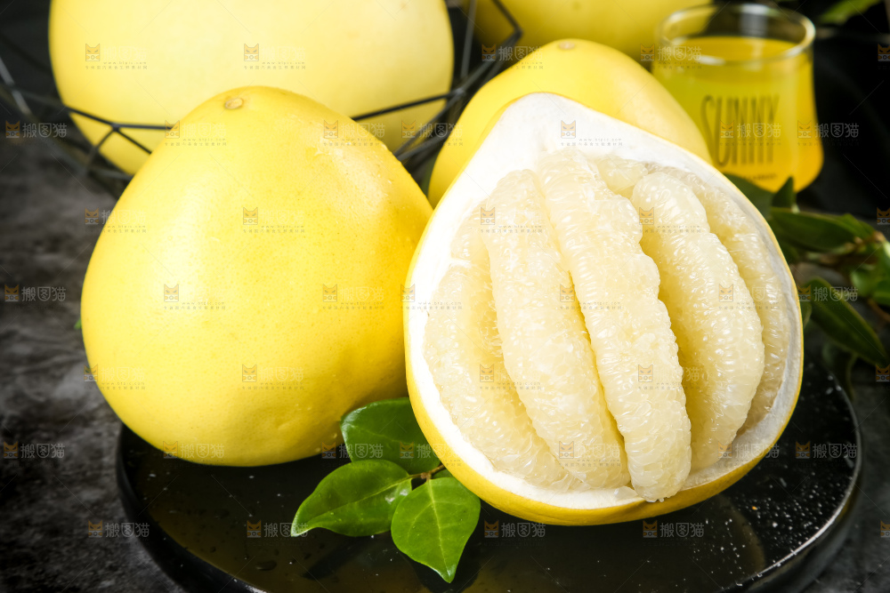 黑石板上放着白肉柚子