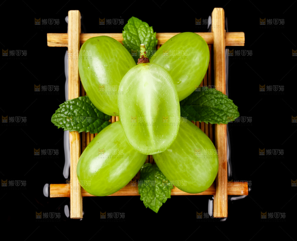 黑底上放着一盘青提