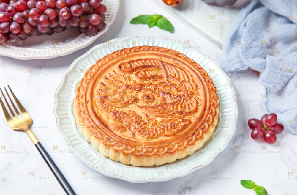 一盘月饼放在浅底上