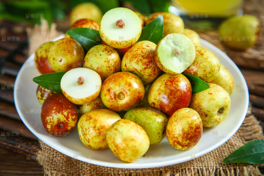 木底上放着一盘新鲜冬枣