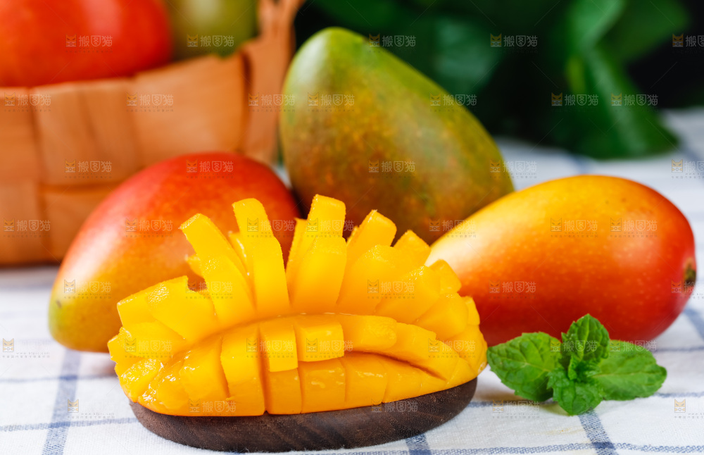 格子布上放着海南贵妃芒