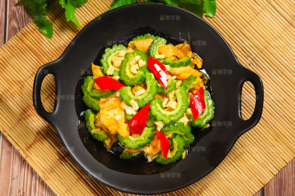 盘子里装着苦瓜炒鸡蛋