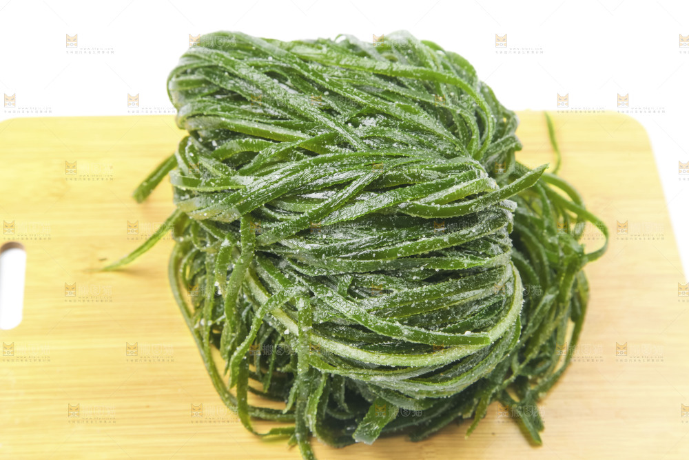 白底上的盐渍海带丝