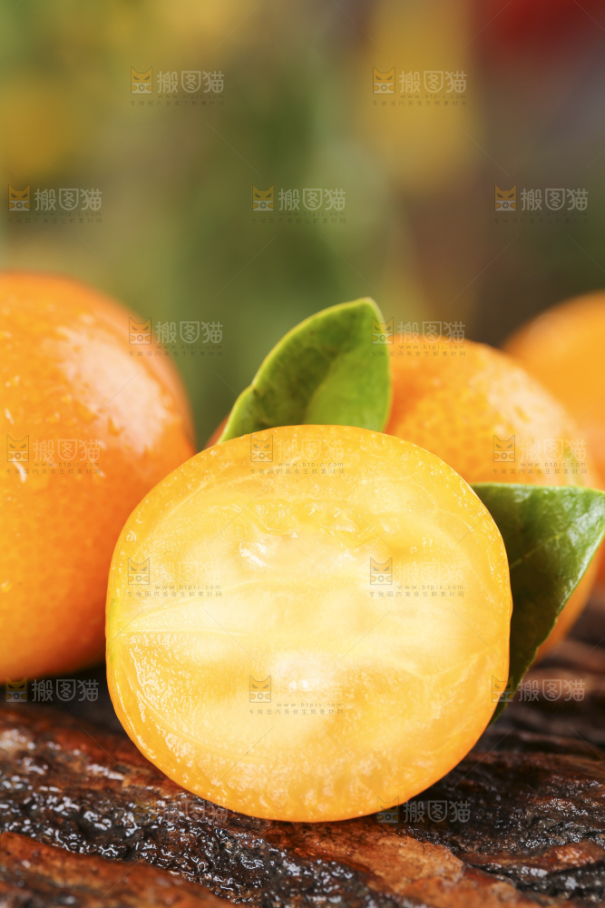 木底上放着新鲜金钱桔