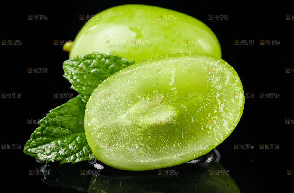 深底上放着切开的维多利亚青提