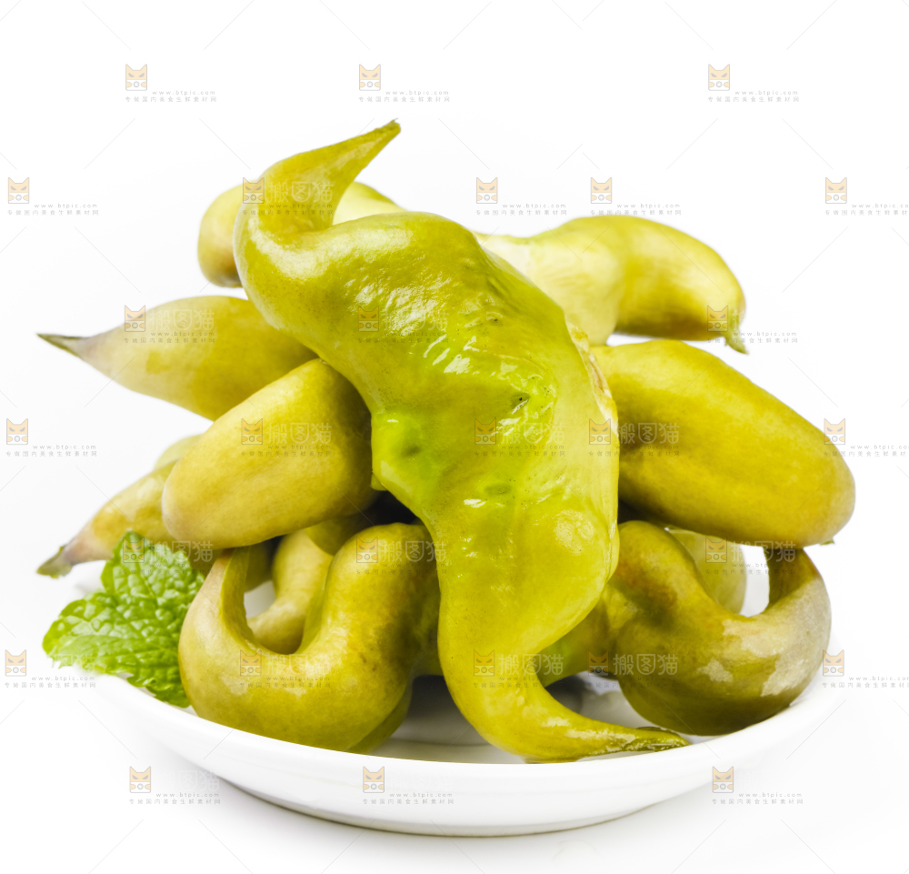 盘子里装着新鲜菱角