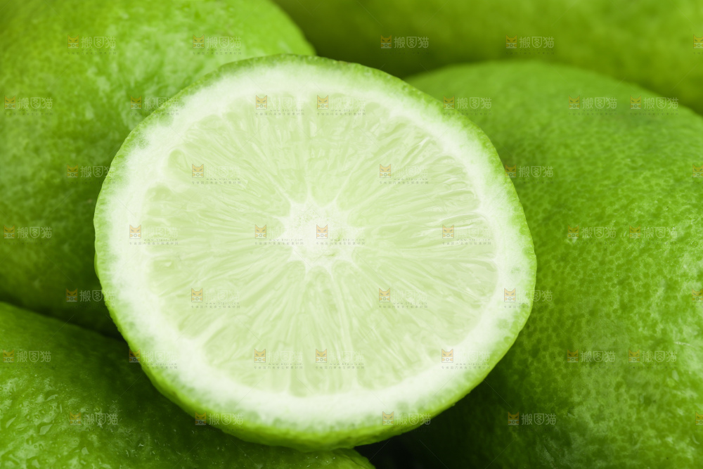草地上放着香水青柠檬
