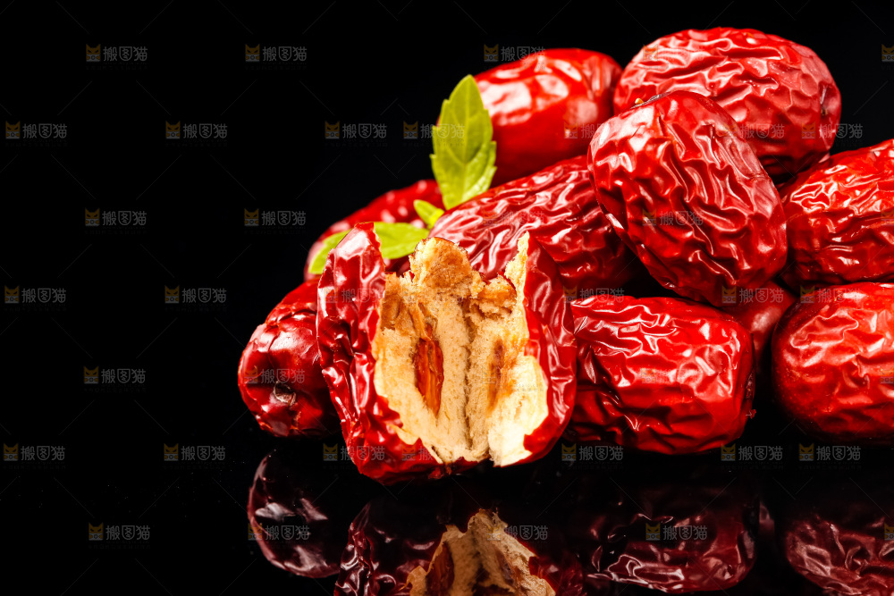 黑底上放着红枣
