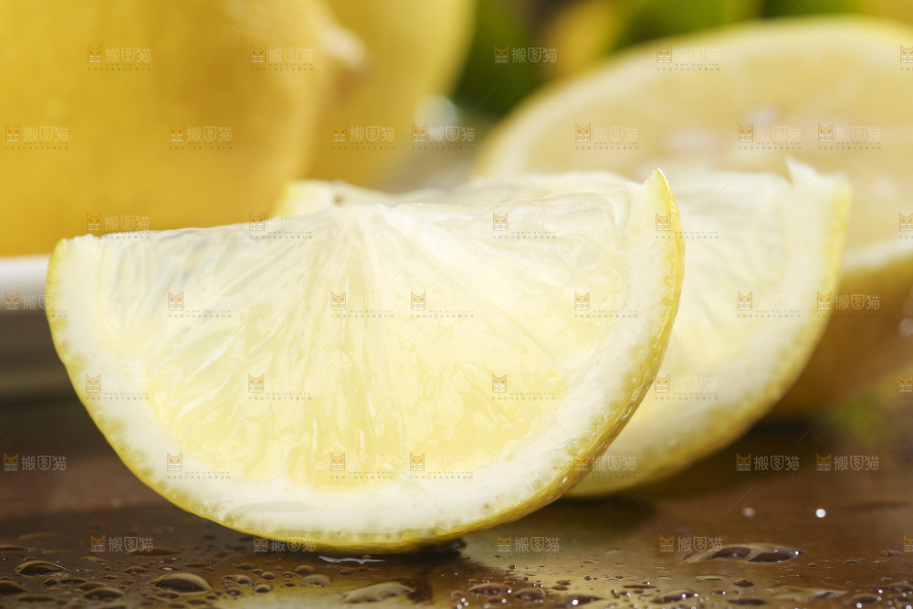 木底上的柠檬果