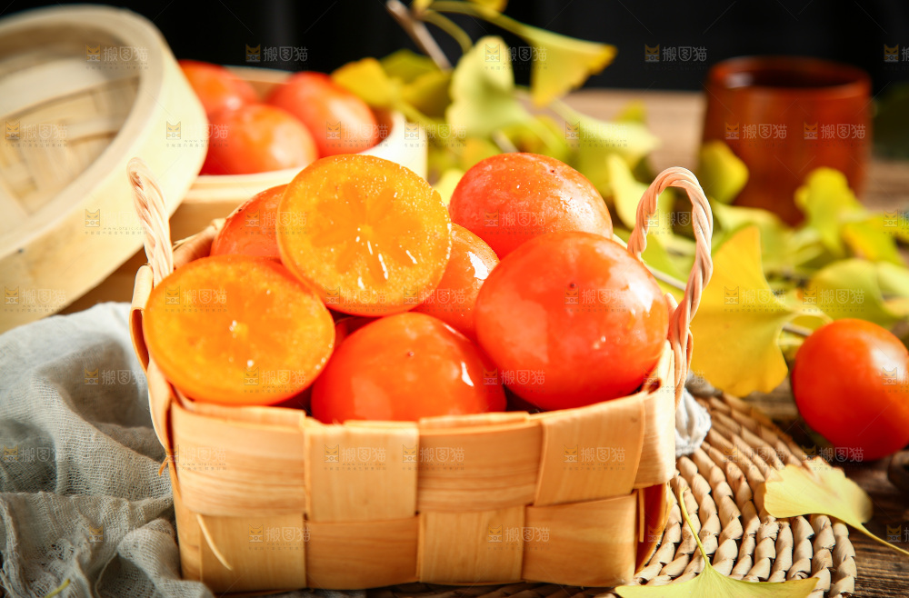 篮子里装着新鲜柿子