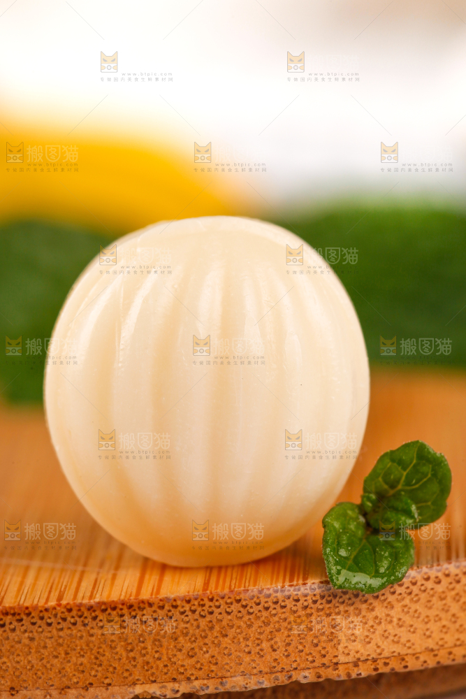 木板上放着牛奶味糖果