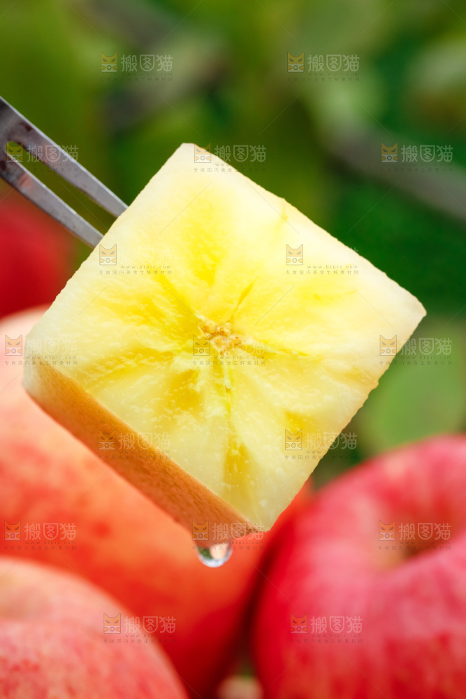 叉子上叉着糖心苹果