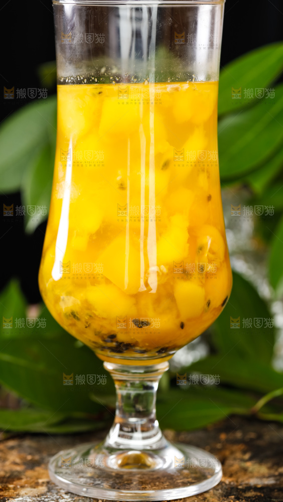 木底上放着一杯芒果汁