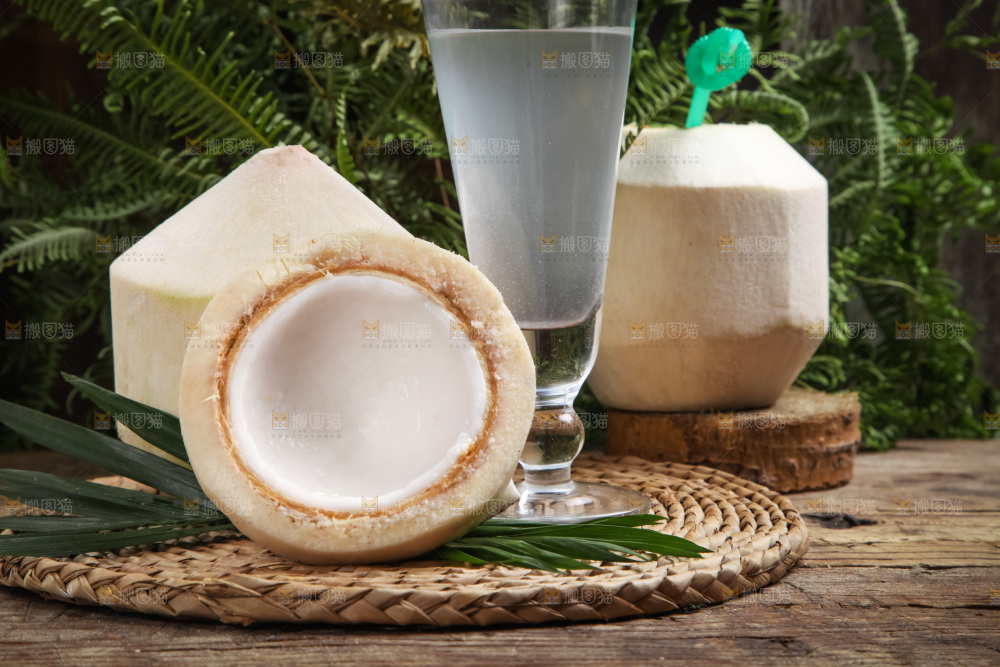 篮子里装着香水椰青