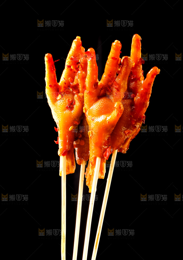 黑底上的鸡爪串