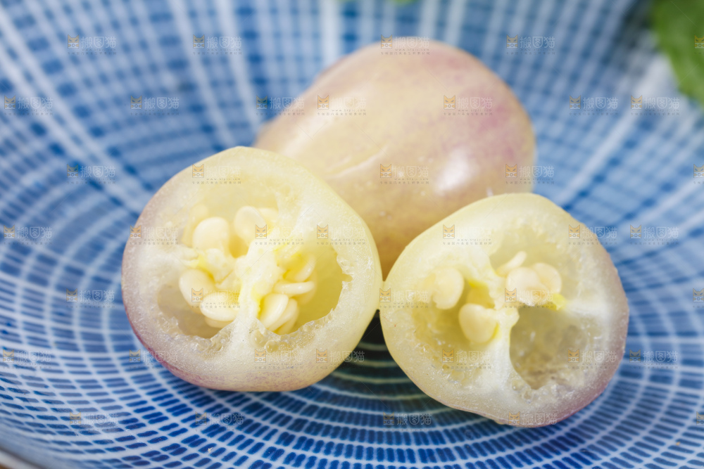 盘子里装着彩色辣椒