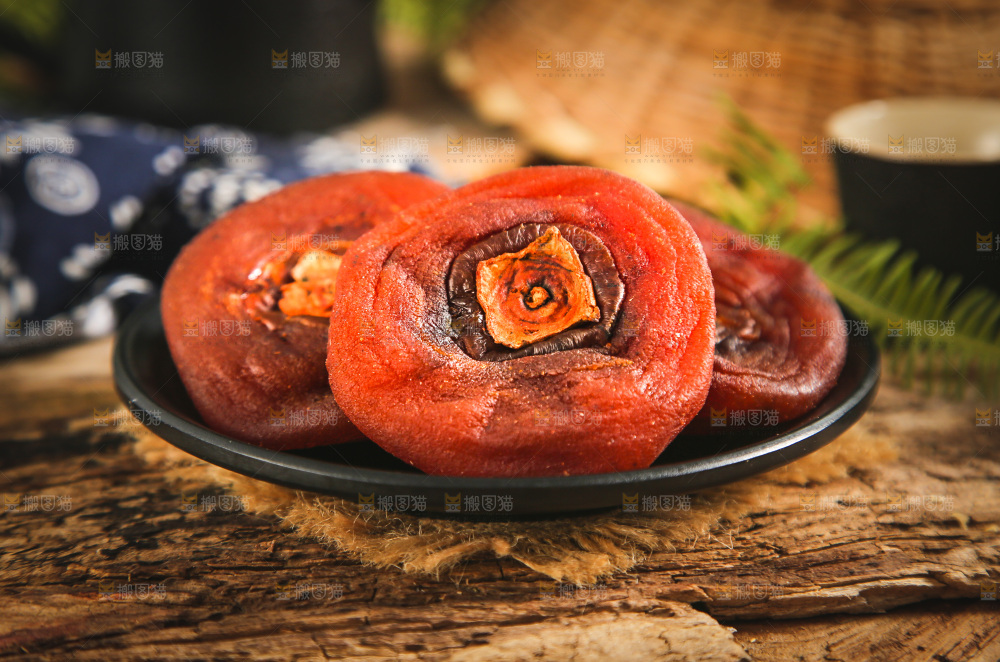 盘子里装着柿饼