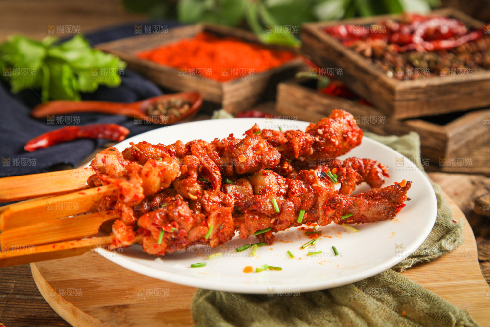 一盘肉串放在木底上