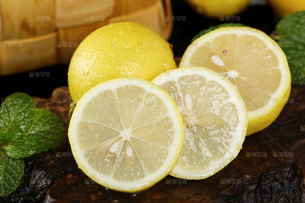 深底上放着柠檬果