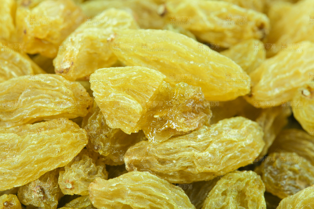 白底上的绿葡萄干