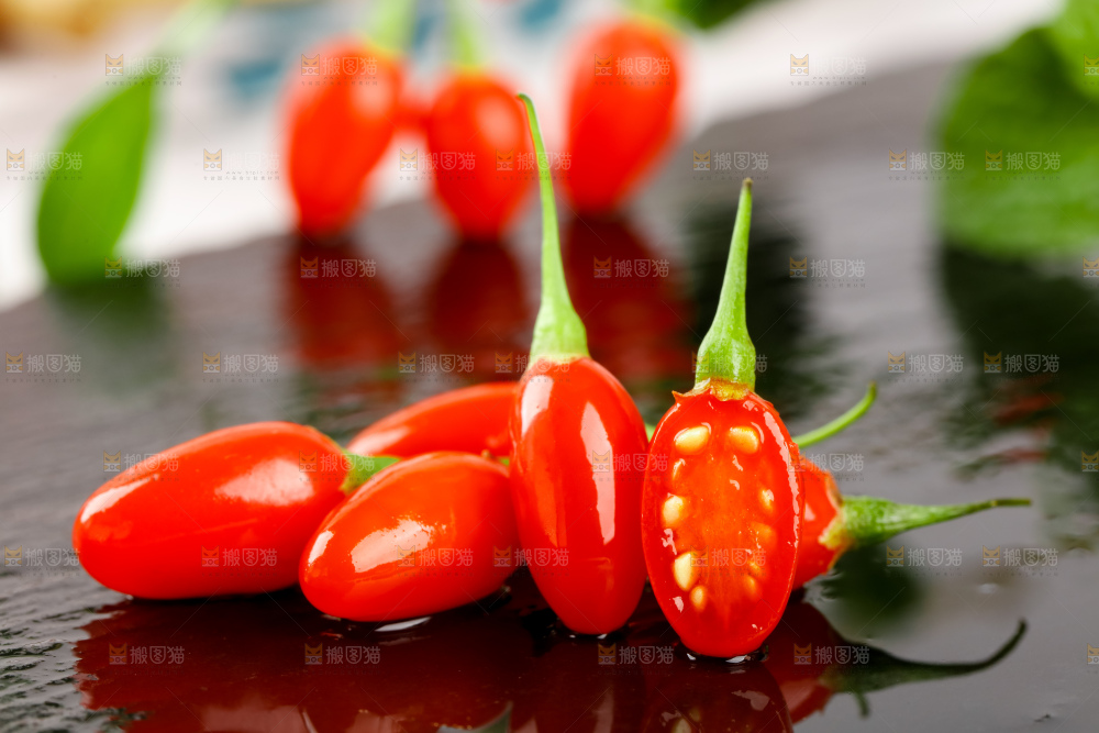 深底上放着枸杞鲜果