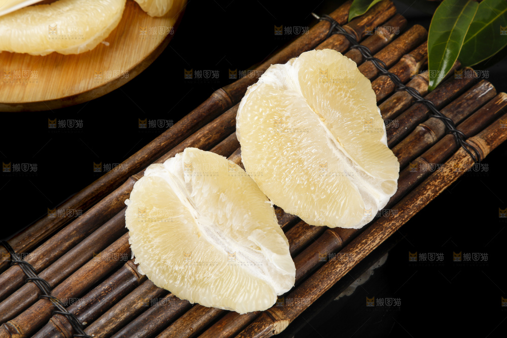 竹底上的水晶蜜柚