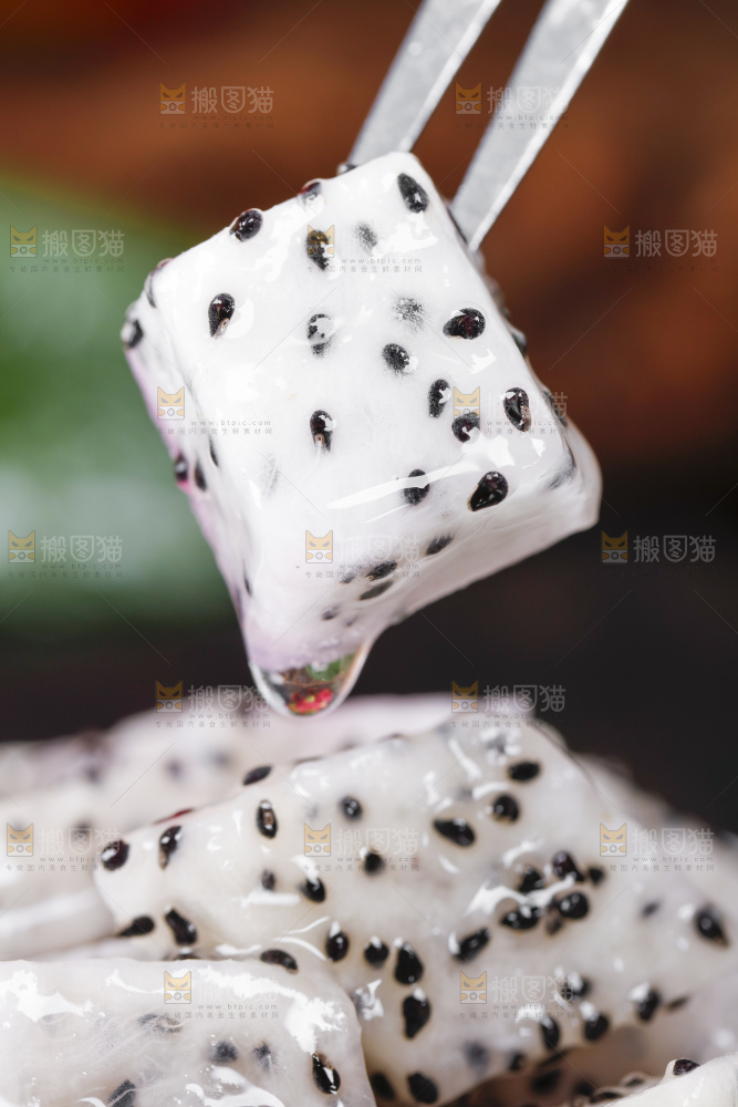 黑石板上的云南白心火龙果