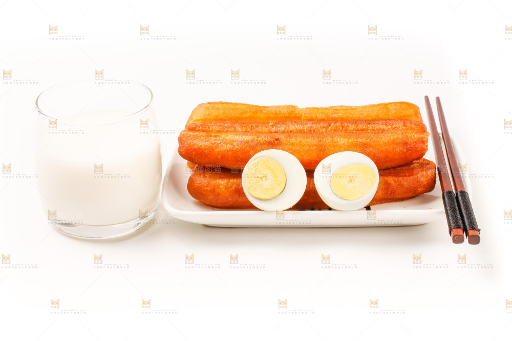 一盘鸡蛋油条放在白底上