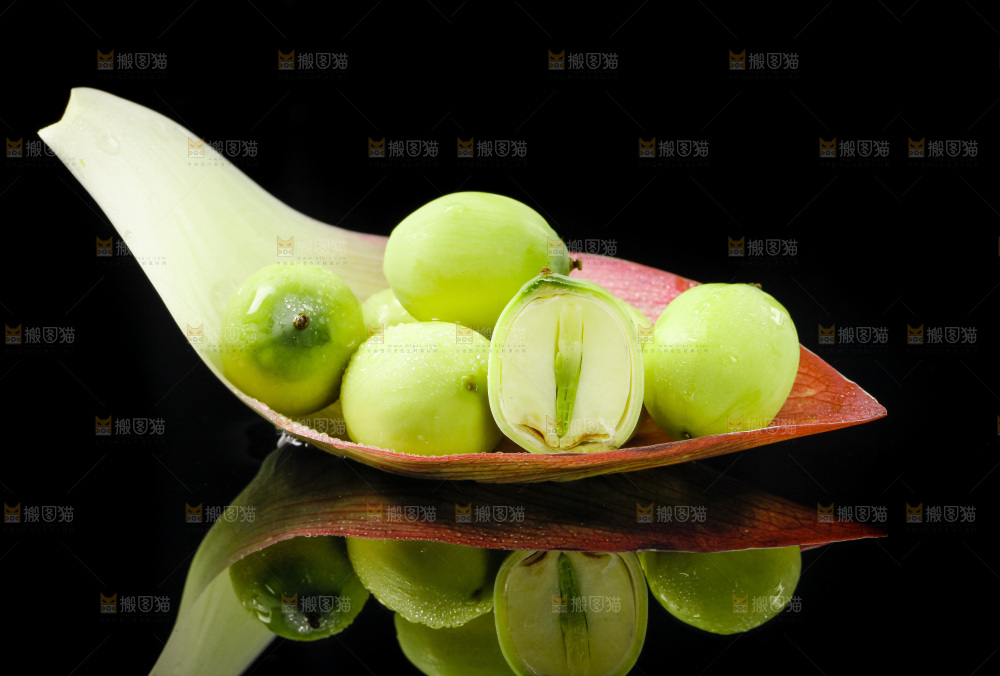 黑底上放着新鲜莲子