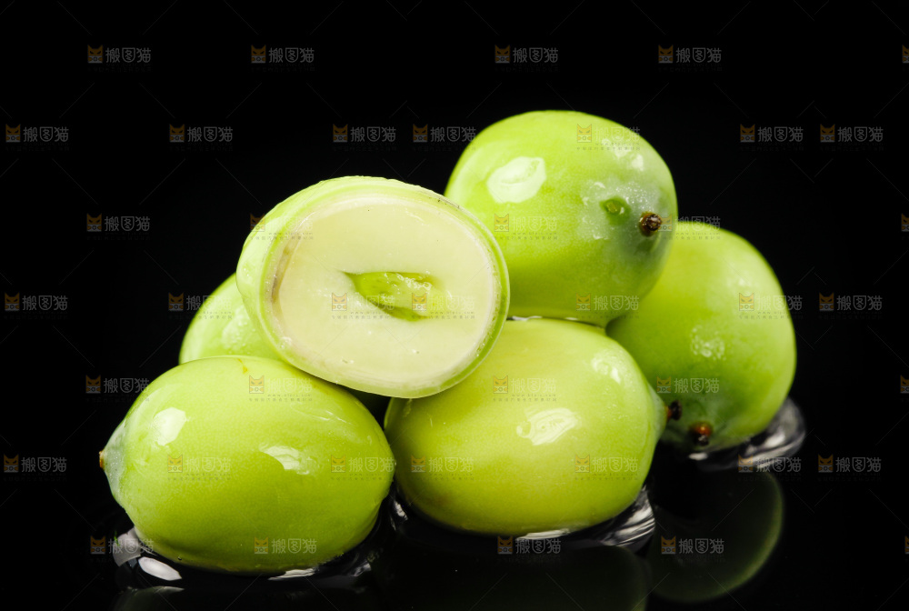 深底上的新鲜莲子